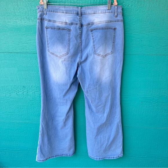 STRETCHY LIGHT WASH FLARE JEANS BUTTERFLY PRINT ON BOTTOM LEG SIZE 4X - Picture 8 of 8